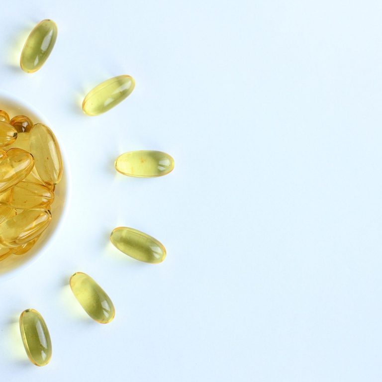 omega-3-capsules-laid-out-in-the-shape-of-sun-fis-2024-11-26-23-36-59-utc